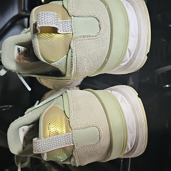 Women's New Balance - Picture 4 of 6